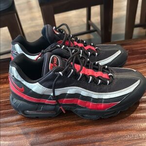 Nike Air Max 95 Men's Black and Red Athletic Shoes Size 11.5